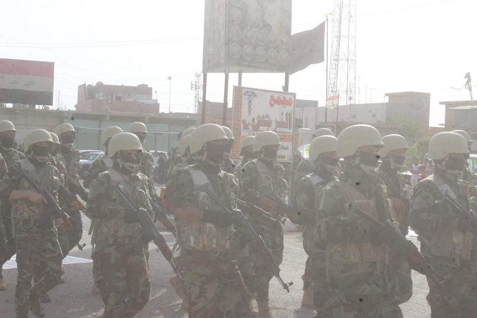 مقاتلون شيعة خلال مسيرة بمناسبة 